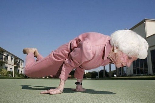 На фотографии 83-летняя бабушка из Австралии - Бет Калман. Работает инструктором по йоге 40 лет. Является автором трёх книг. "Йога делает вас моложе", - говорит Бет Калман.