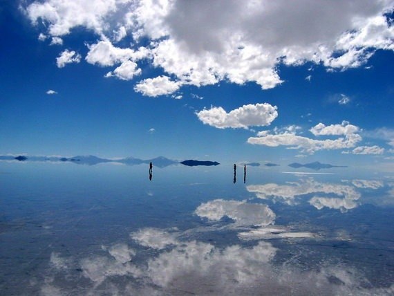 Самое большое зеркало в мире было создано природой, а не человеком. На юге пустынной равнины Альтиплано, которая располагается в Боливии, на высоте около 3600 метров над уровнем моря есть огромное высохшее озеро – Солончак Уюни. Его площадь равна 10 582 км². Практически все время года это высохшепокрывается тончайшим слоем воды, и из-за большого содерже озеро не отличается ничем от подобных мест, однако в сезон дождей Солончак ания поваренной соли во внутренней части земли, приобретает идеальную зеркальную поверхность.
