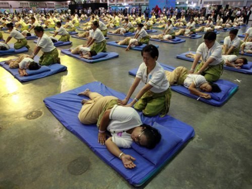 Самый массовый тайский массаж, попавший в Книгу рекордов Гиннесса, был проведен в Бангкоке (Таиланд): 641 человека обслужил 641 массажист.