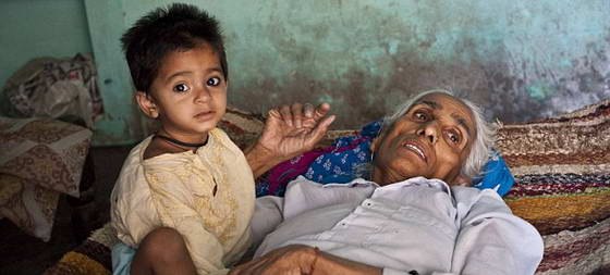 Индианка Бхатери Деви стала старейшей мамой тройни в мире