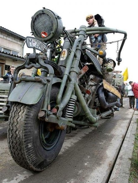 Этот самый тяжелый в мире мотоцикл был собран вручную членами клуба Bike Schmiede, расположенного в деревне Zillah (Восточная Германия).