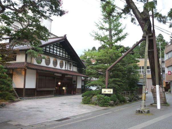 Одна японская семья непрерывно владеет старейшим в мире отелем «Хоси» уже почти 1 300 лет, или… 46 поколений.