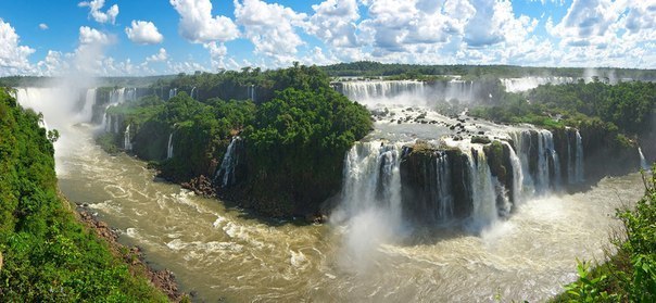 Водопады Игуасу, расположенны на границе Аргентины, Бразилии и Парагвая. Названы как самые величественные и красивые водопад в мире.