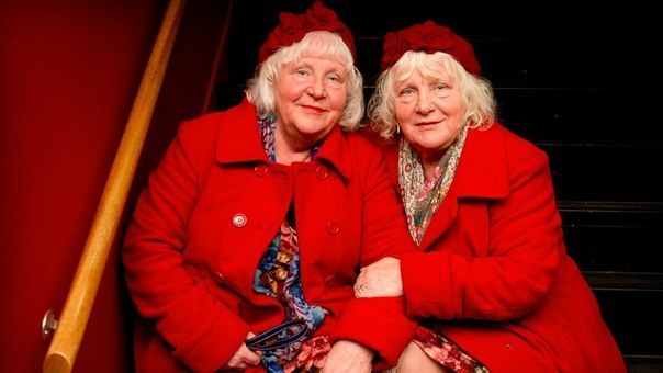 Этих женщин зовут Луиза и Мартина Фоккенс. Им по 70 лет, они самые пожилые проститутки Амстердама. Проработав 50 лет и обслужив примерно 355 тысяч клиентов, они наконец-то решили, что пора уйти на покой.