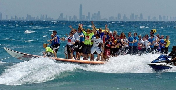 Серфингисты на самой длинной доске для серфинга в мире – 47 сеферов поместились на 12-метровую доску на Золотом побережье Австралии.