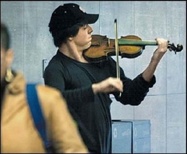 Холодным январским утром на станции метро Вашингтона расположился мужчина и стал играть на скрипке. На протяжении 45 минут он сыграл 6 произведений. За это время, так как был час пик, мимо него прошло более тысячи человек, большинство из которых были по дороге на работу.