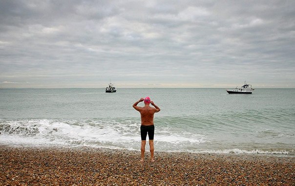 70-летний Роджер Аллсопп на пляже Шекспира в Дувре, Кент. Он сумел стать самым старым человеком в мире, который переплыл английский канал.