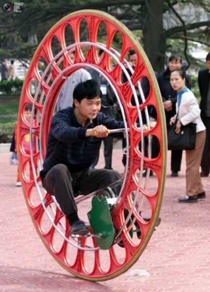 Этот моноцикл – творение китайского изобретателя-самоучки из Пекина по имени Ли Йонгли. Ли объехал на нём всю китайскую столицу в надежде привлечь инвесторов и запустить серийное производство таких вот моноциклов.