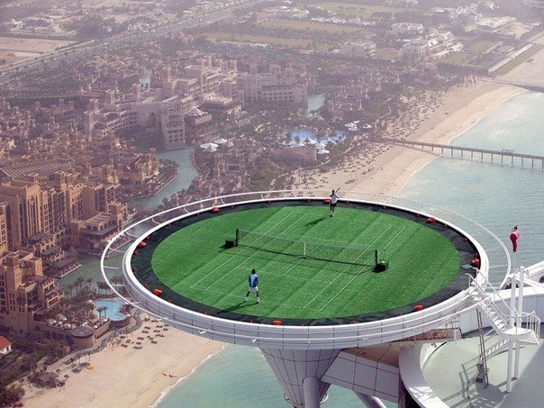 В Дубаи есть отель Bury Dubai - самое высокое здание мира. В этом отеле на высоте 312 метров открыли теннисный корт.