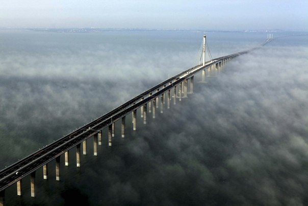 На фото - самый длинный мост в мире – китайцы побили собственный рекорд: Jiaozhou Bay Bridge протянулся на 41,6 км и обошелся строителям в 2,3 млрд. долларов.