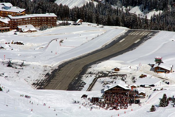 В азиатском высокогорном государстве Бутан всего один аэропорт с бетонированным покрытием взлётной полосы — Паро. Он находится на высоте 2235 метров в окружении гор-пятитысячников и считается одним из самых сложных в мире. Право совершать посадки на этом аэродроме имеют лишь 8 пилотов во всем мире.