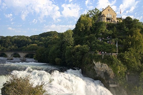 Рейнфол - самый большой водопад в Европе. Ежесекундно сбрасывает около 700 кубометров воды. Находится недалеко от Шаффхаузена на реке Рейн, почти на самой границе с Германией.