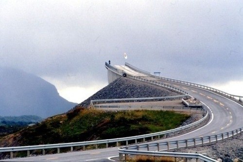 Этот мост находится в Норвегии. Когда едешь по нему, создается такое впечатление, что он резко обрывается и все машины, которые ехали впереди, падают в воду. На самом деле это крутой поворот.