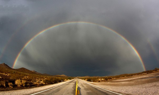 Двойная радуга над шоссе в Сёрчлайте, штат Невада, США
