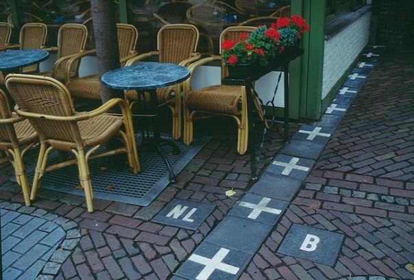 Граница между Бельгией и Голландией в одном из кафе