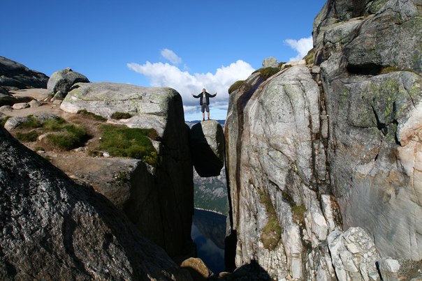 Кьёрагболтен («Камень-горошина») — огромный камень, застрявший между скал. Люсе-фьорд, Норвегия