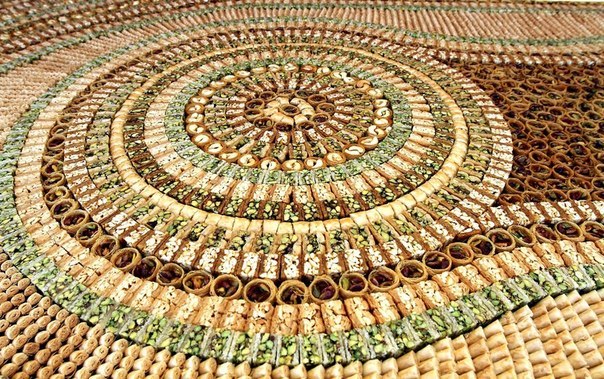 Мозаика из традиционных арабских сладостей длиной 112 метров.