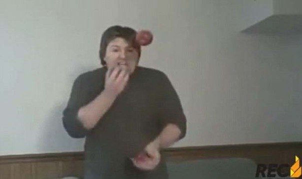 Американец установил рекорд по поеданию яблок во время жонглирования