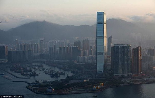 Самый высокий отель в мире Ritz Carlton, высотой 490 метров, открылся в Гонконге. В роскошном отеле предусмотрено от 102 до 118 этажей, на которых расположились 312 номеров.