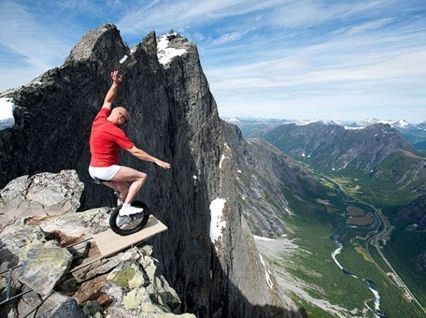30-летний Эскил Роннингсбаккен балансирует на краю утеса на одноколесном велосипеде на высоте 1450 метров.
