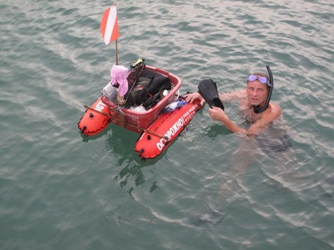 55-летний Василий Бочкарев плавает. Гребет на дальние расстояния, отбивается от опасных медуз, теряет в воде сознание — и все ради того, чтобы попасть на страницы Книги рекордов.