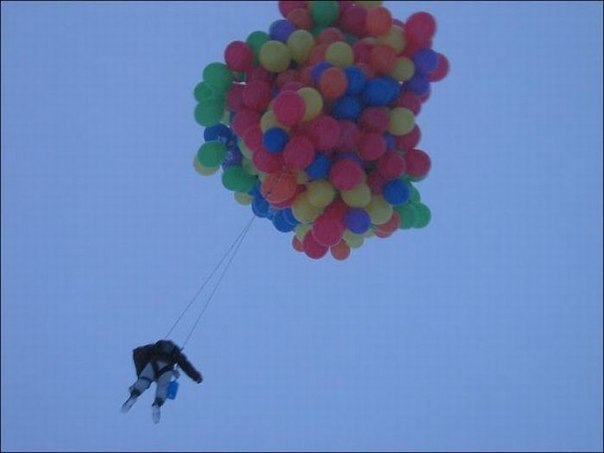 Виталию Куликову понадобилось 800 шаров, наполненных гелием, чтобы подняться в воздух на высоту на 5724 м. и побить предыдущий рекорд Яна Ашпола - 3350 м.