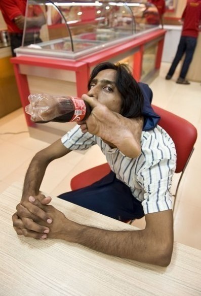 Индус Вилай Шарма пьёт Кока-колу.