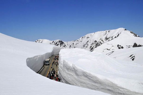 Самый высокий коридор из снега высотой 20 метров.