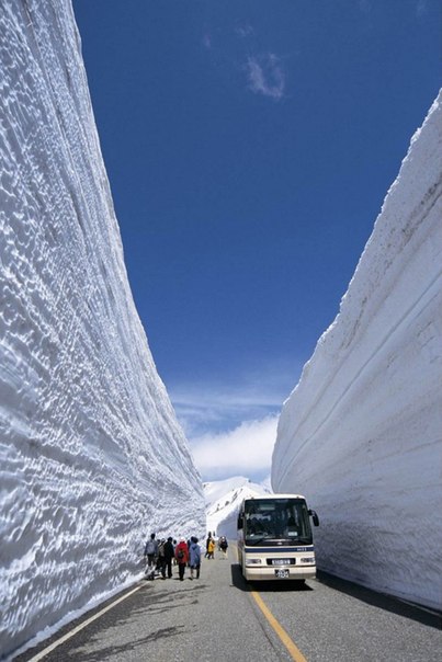 Самый высокий коридор из снега высотой 20 метров.