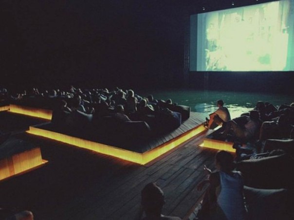 В Таиланде построили кинотеатр на воде