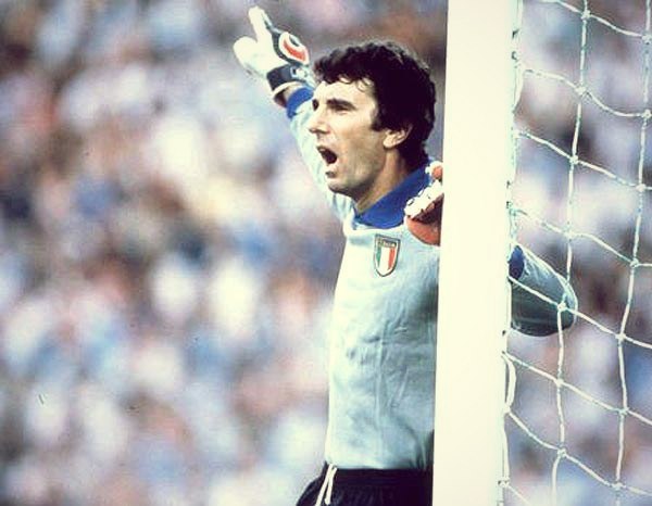 Самый долгий период, в течение которого вратарь не пропускал голы в международных матчах, равен 1 142 мин. Столько времени Дино Зофф (Италия) был «сухим» вратарем — с сентября 1972 по июнь 1974 г.