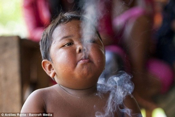 Двухлетний мальчик курит по 40 сигарет в день.