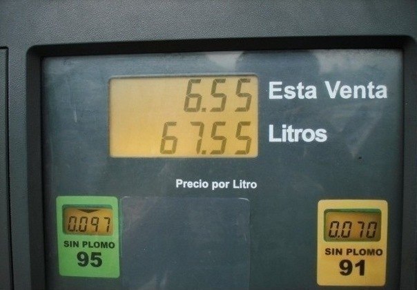 Стоимость литра бензина в Венесуэле 0.097 боливара, 1 дол = 7,6 боливара, т.е. литр бензина = 38 копеек. Заправить 67 литров стоит 26 рублей.