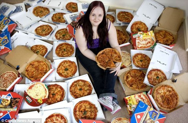 Девушка 8 лет ест только одну пиццу.