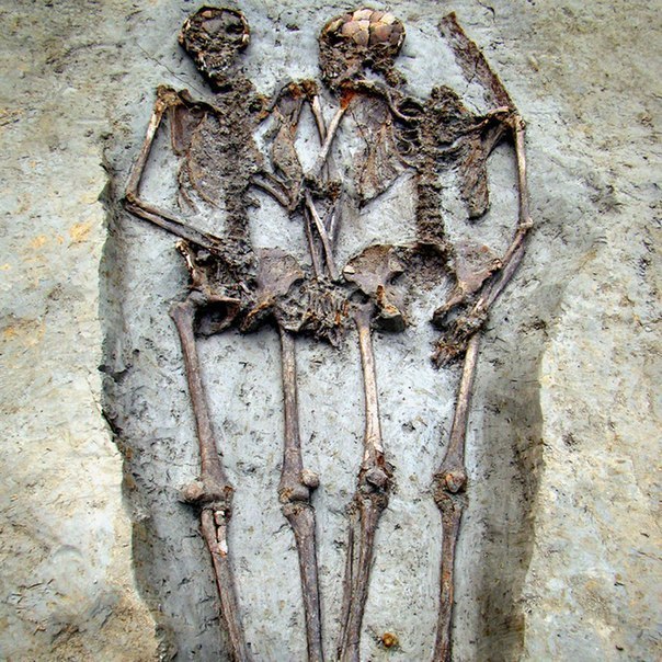В Италии нашли захоронение пары, которая продержалась за руки 1500 лет.