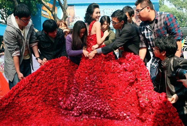 Китайский дизайнер Ксяо Фан весьма оригинально предложил своей возлюбленной руку и сердце – он изготовил для нее платье из 9999 роз. Девушка, разумеется, не смогла устоять и ответила согласием.