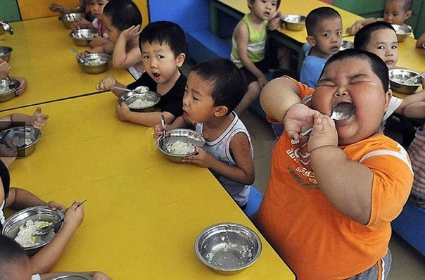 3-х летний ребенок из Китая весит 60 килограмм.