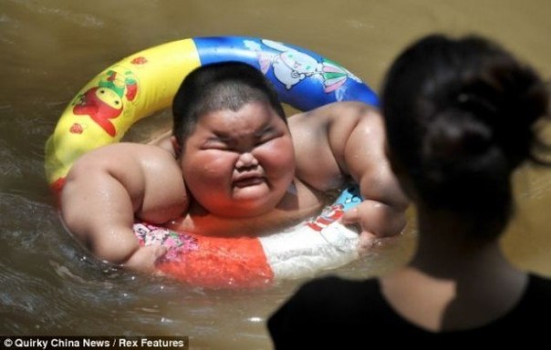 3-х летний ребенок из Китая весит 60 килограмм.