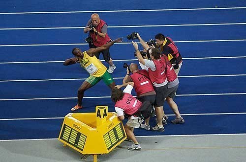 Самый быстрый человек планеты, трехкратный олимпийский чемпион Усейн Болт установил очередное феноменальное достижение. На турнире в Филадельфии ямаец пробежал 100-метровый отрезок за 8,79 секунды, но рекорд не был зафиксирован официально, так как он показал этот результат в рамках эстафеты 4х100 метров.