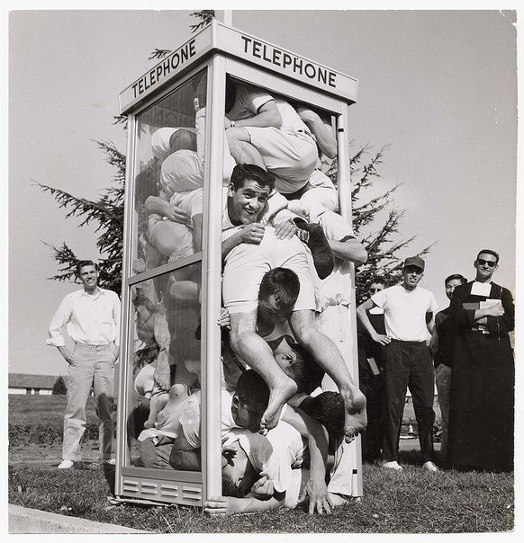 22 студента устанавливают рекорд по пребыванию максимального количества людей в телефонной будке. Калифорния, 1959 г.