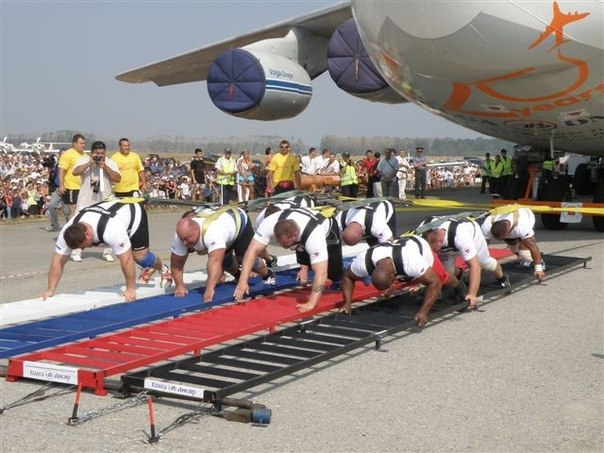 Девять сильнейших атлетов мира переместили на пять метров самый большой в мире самолет весом 195 тонн.