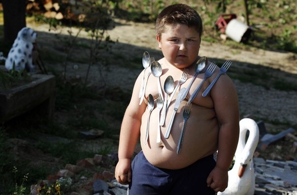 Мальчик, обладающий способностью притягивать металлические предметы. Город Копривница, Хорватия.