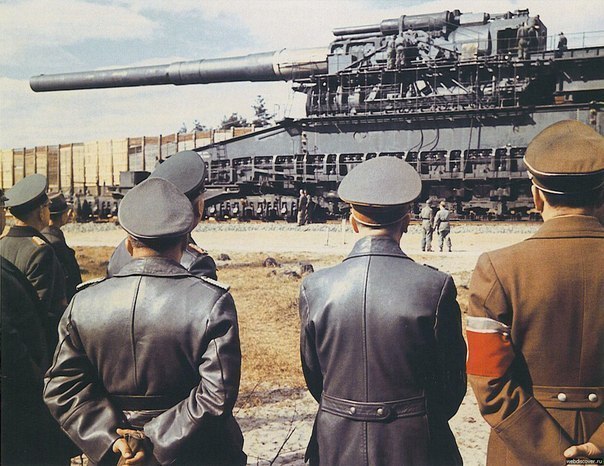 Крупнейшим оружием, из когда-либо созданных, был Gustav Gun, построенный в Эссене, Германия, в 1941 году фирмой Фридриха Круппа .