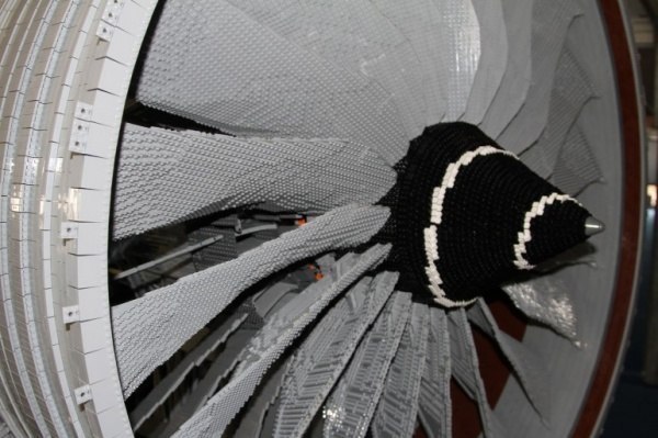Компания Rolls-Royce представила модель своего самого современного авиационного двигателя, изготовленную из деталей конструктора Lego. На создание модели двигателя Rolls-Royce Trent 1000, который предназначен для установки на новый Boeing 787 Dreamliner, ушло 152 тысячи деталей, взятых из оригинальных конструкторов.
