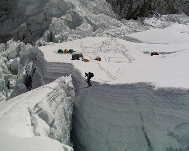 Участники экстремальной экспедиции на Эверест «E3 99» перебираются через расщелину в леднике по мосту из деревянной лестницы на горе Эверест в Непале, 13 мая 1999 года