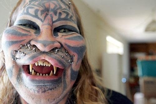 44-летний Дэнис Авнер (Tiger), прошёл все стадии модификации тела от татуировок и наточенных зубов до приобретения тигриного хвоста, чтобы стать похожим на кота.