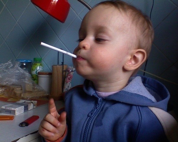 В Голландии вышли в продажу детские сигареты для детей от 3 лет. При поджигании в них плавится карамель и получается безвредный сладкий дым.