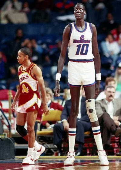 Посмотрите на самого высокого игрока НБА по версии Книги рекордов Гиннеса. Его имя Маньют Бол Родился этот баскетболист в Судане, его невероятный гигантский рост - 2,31 метра.