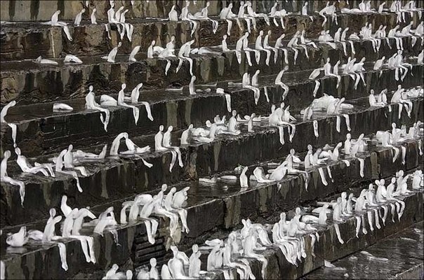 «Тающие человечки» бразильского художника Неле Азеведо в количестве 1000 штук расселись на ступенях у площади Жандарменмаркт в Берлине, чтобы предупредить всех о последствиях глобального потепления. Человечки, разумеется, все до одного растаяли, а бразилец получил гран-при от Всемирного фонда дикой природы.