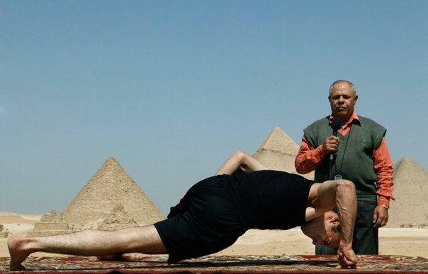 Египтянин Мохаммед Али Зинкон пытается побить рекорд по отжиманию на двух пальцах одной руки, Гиза, Египет, 8 марта 2010 г. Он отжался 46 раз за 49 секунд. (AP Photo/Amr Nabil)